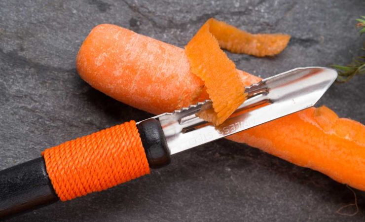 Come sbucciare le carote con il segreto degli chef