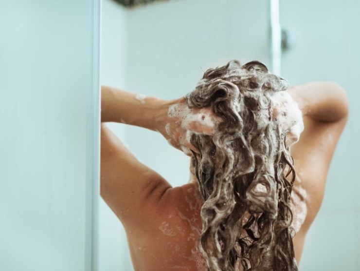 Con che frequenza dovrebbero essere lavati i capelli?