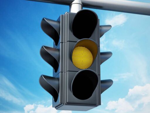 Le norme stradali sui semafori lampeggianti