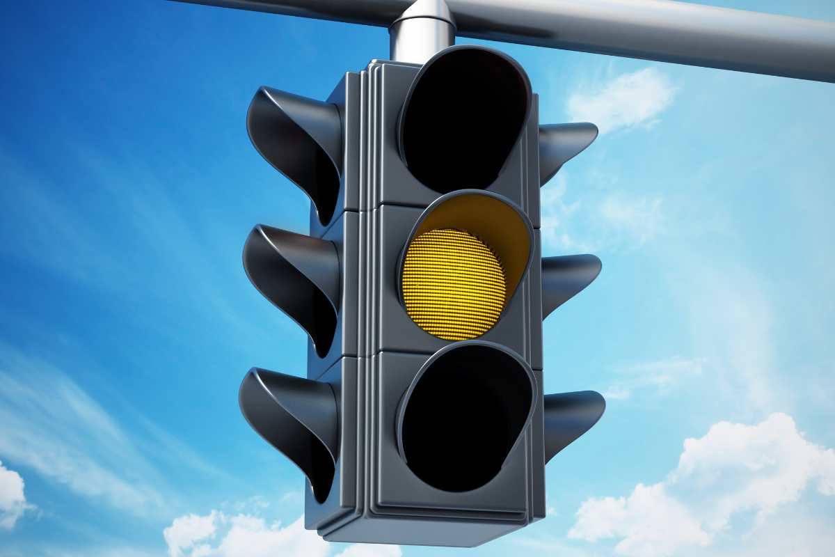 Le norme stradali sui semafori lampeggianti